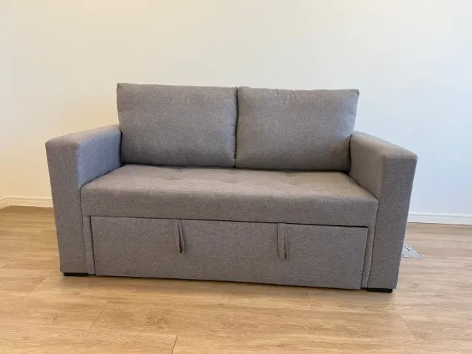 Sofa Cama, 1 ano de uso super novo e limpo na cor cinza. Largura 1:60 m x 90 cm profundida