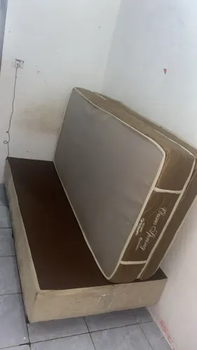 Cama e sofá pra vender logo
