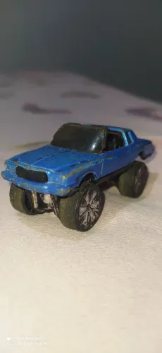 Miniatura Hotwheels usada com arranhões e marcas de uso
