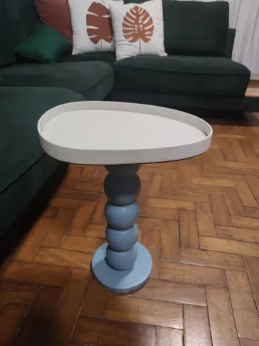 (Oportunidade) Mesa lateral Stilen com base azul e o tampo de couro offwhite