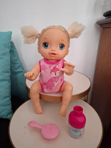 Boneca Hasbro Baby Alive Engatinha e Brinca. 