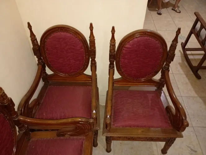 Par de poltronas medalhão. Sem avarias. Completamente confortável.