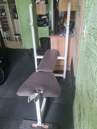 Mesa de supino em bom estado