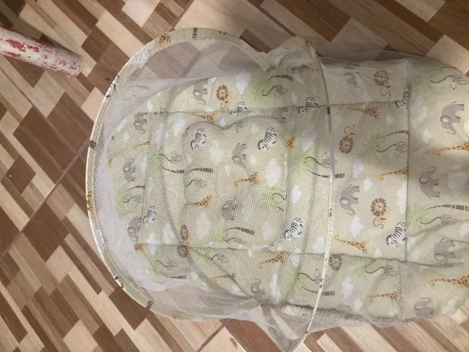 Berço portátil para bebê, com mosquiteiro. 