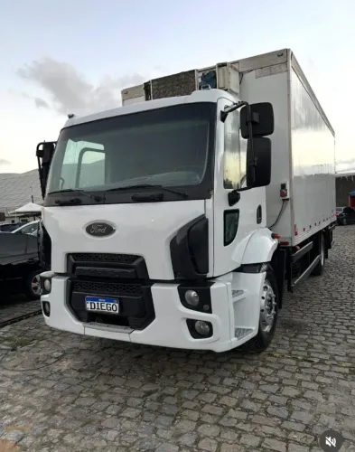 FORD CARGO 1319 ANO 2013 COM BAÚ FRIO 