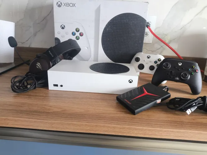 Xbox series s com muitos jogos, com dois controles e um sendo gamer, headset