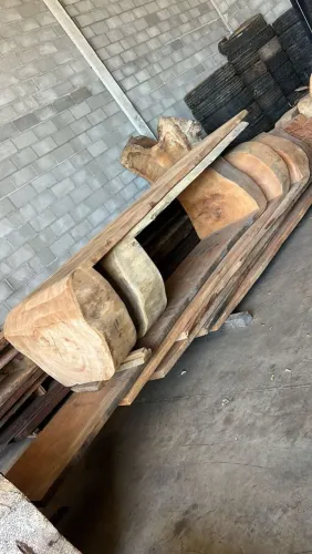 Mesa cascata medindo 5.20 de comprimento por 105 de largura a pronta entrega 