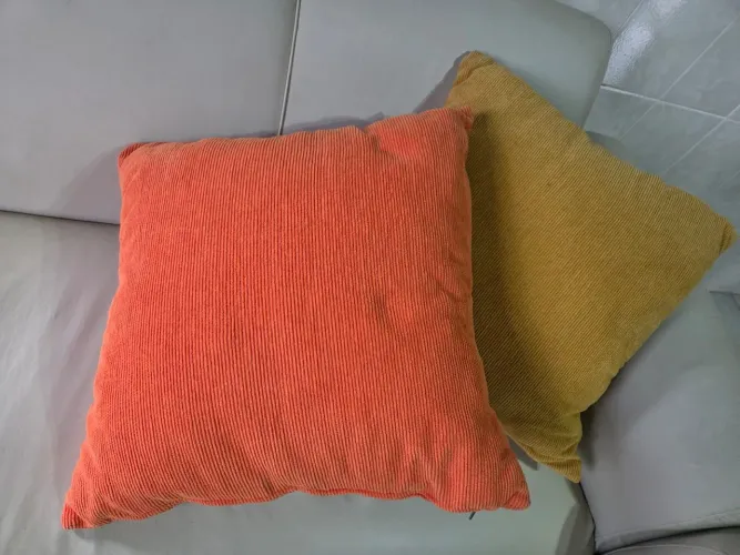 Kit 2 almofadas laranja e amarela em veludo cotele