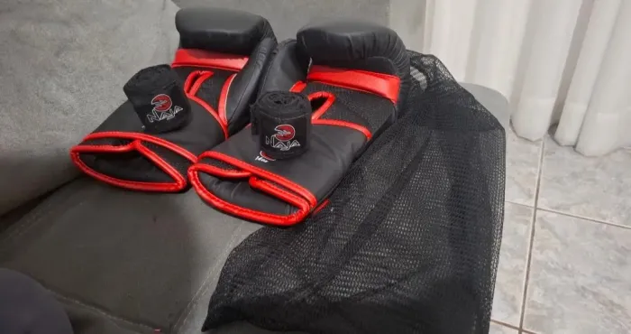 LUVA DE MUAY THAI/BOXE + BANDAGEM + BOLSINHA