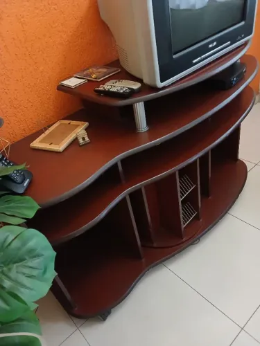 Rack laqueado marrom em ótimo estado.