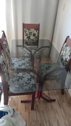 Mesa usada de seis cadeiras mas só tem quatro. Se quiser pode lixar a parte de metal