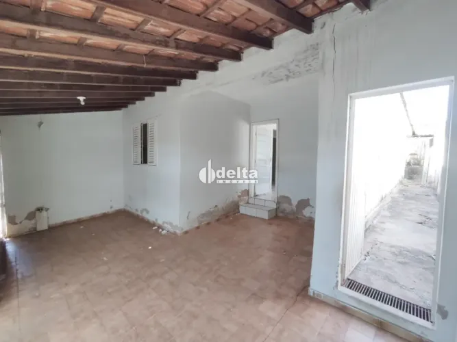 Casa com 4 quartos, sendo 2 suítes disponível para locação no bairro Martins em Uberlândia
