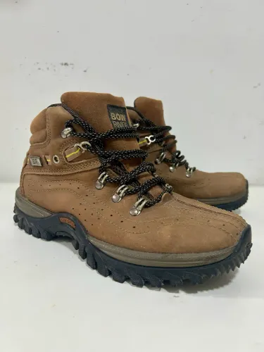 Bota Bow River Outdoor Adventure Camurça Caramelo