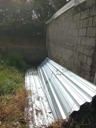 Vendo 10 telhas novas pra cobertura, 4 metros de comprimento.
