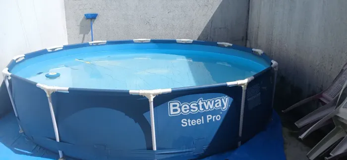 Vendo piscina de armação 6.800 litros