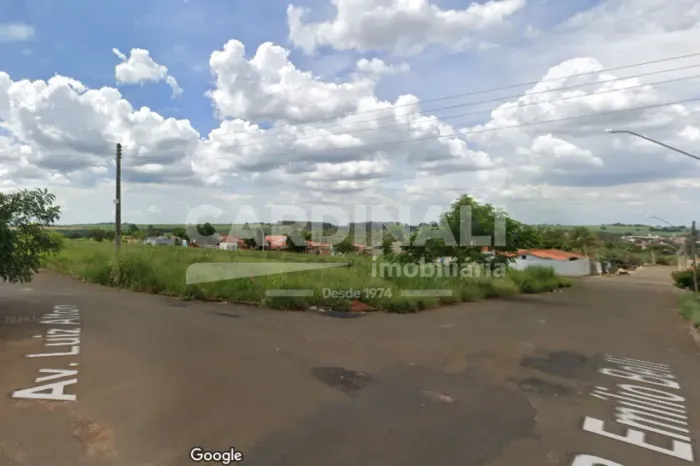 Área grande bem localizada com divisa e frente para três ruas.