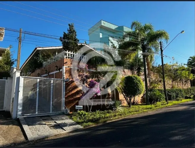 Casa para alugar em condomínio de alto nível, tranquilo e cercado de natureza em Sousas.