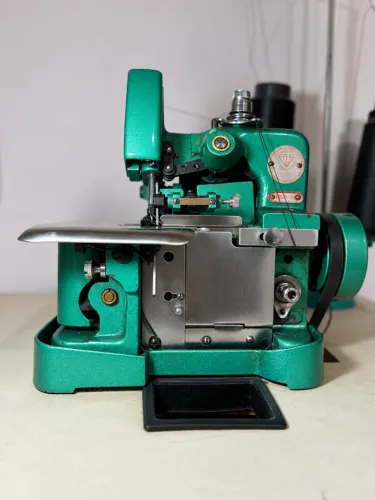 MÁQUINA DE COSTURA OVERLOQUE GEMSY RS-60 ?CHINESINHA? + MESA