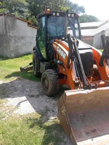 Retroescavadeira CaseN 2012 traçada 4x4 gabinada, motor cumis 4 cilindro. 230 mil 