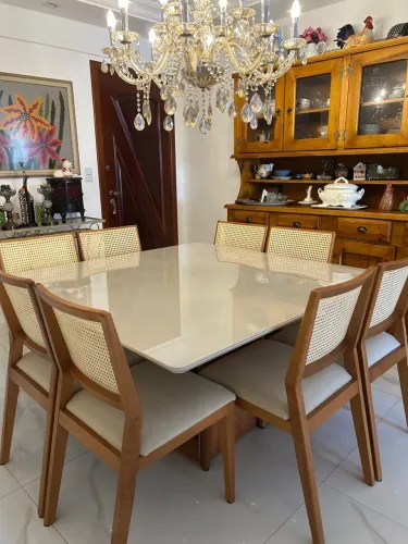 Mesa de jantar quadrada com 8 cadeiras 