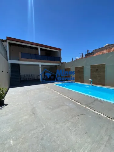 Casa à Venda no Dom Pedro I com Piscina, Churrasqueira e 5 Vagas de Garagem