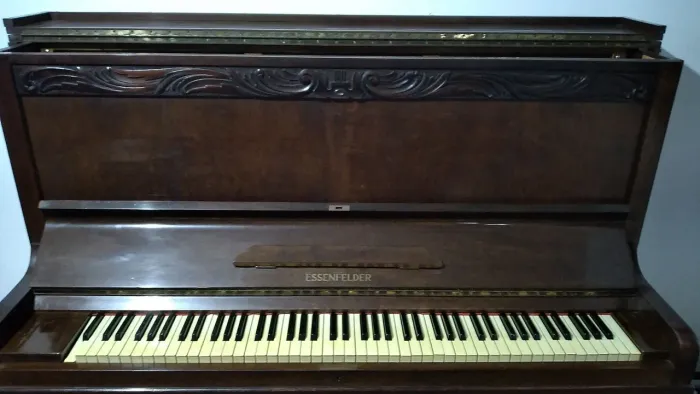 Piano clássico Essenfelder. Parcela no cartão de crédito.