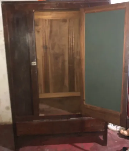 Vendo um guarda roupa de madeira