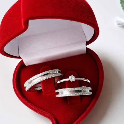 Par de Alianças Diamantada C/Friso Prateada 4mm + Solitária + Caixinha; Compromisso