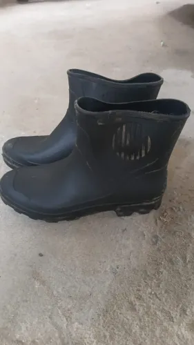 Bota de borracha/pvc 1 cano longo N°42, 1 cano curto N° 41. R$ 40,00 CADA