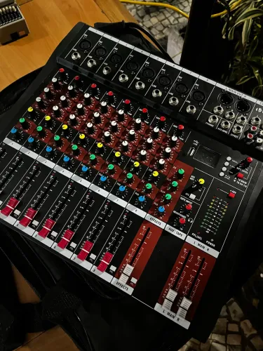 Mesa de som de 8 canais em excelente estado estado