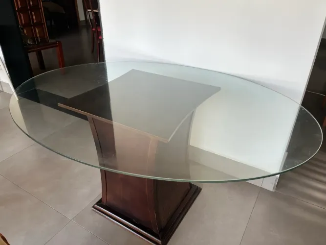 Mesa de vidro oval