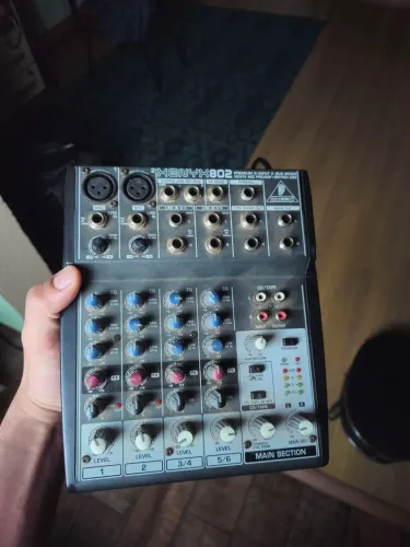 Mesa de som Behringer Xenyx 802