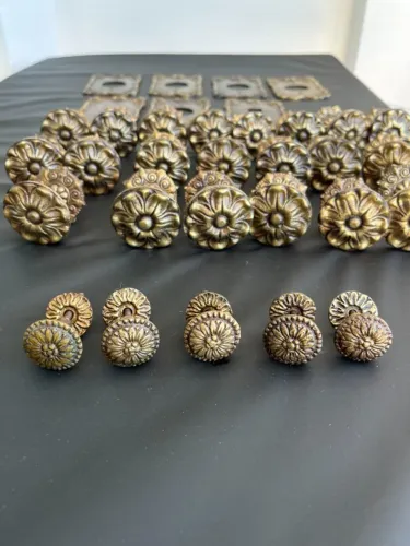 Puxadores de armários e espelhos de tomadas antigos em bronze