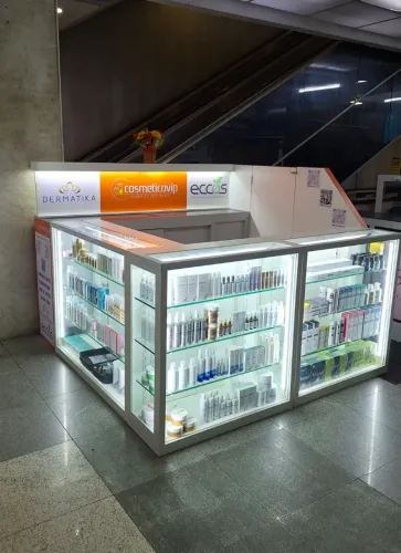 Quiosque para shopping em MDF, estrutura reforçada, iluminação, prateleiras em vidros