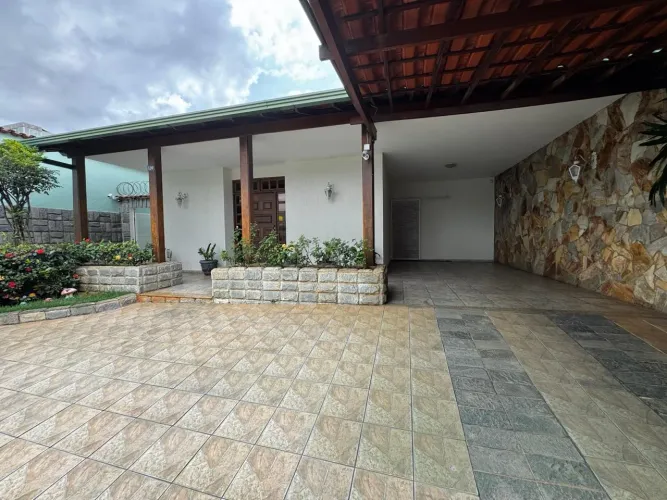Casa 4 quartos sendo 3 suítes e 3 vagas no Itapoã