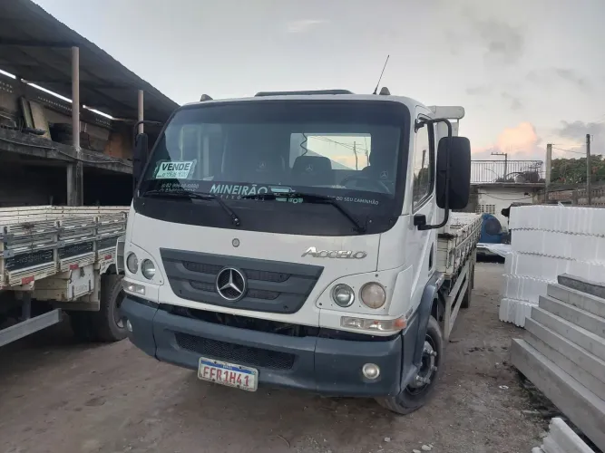MB Accelo ano 1012 carroceria