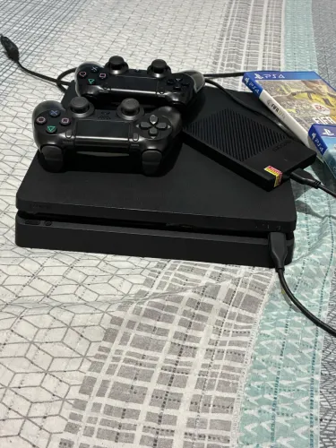 Vende-se PS4 com duas conta com vários jogos para poder baixar..