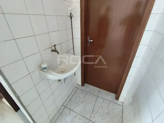 [24136-00666] Espaço Comercial para Locação com Salão Amplo e Dois Banheiros