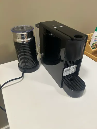 Máquina de café nespresso Essenza mini preta com aeroccino 
