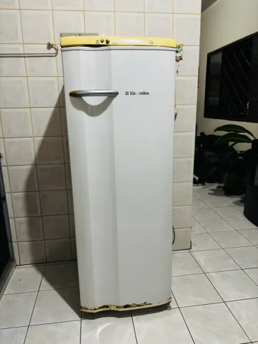 Vendo geladeira Eletrolux