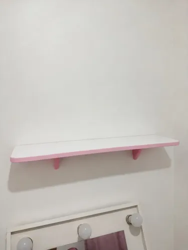 Prateleira rosa com suporte