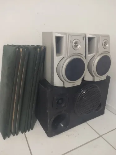 Três caixas de som sendo uma com autofalante marca  JLB