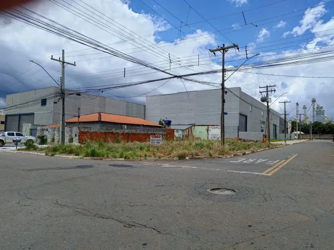 Vendo Lote de Esquina em Localização Estratégica