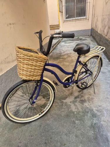 Bicicleta Cruiser Retrô Aro 26 com cesta de vime e bagageiro