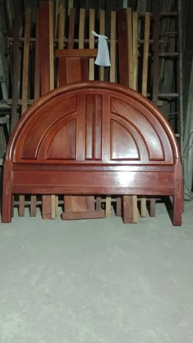 Vendo cama de casal em madeira