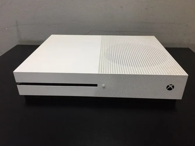 Xbox one s com defeito não tenho interesse em consertar com controle novo lacrado