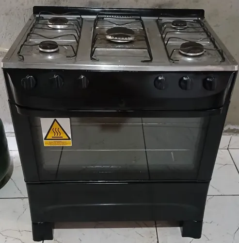 Vendo fogão 5 bocas,não é elétrico 