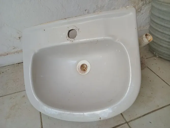 Pia de cerâmica 45x38 toda em ordem por 60 reais