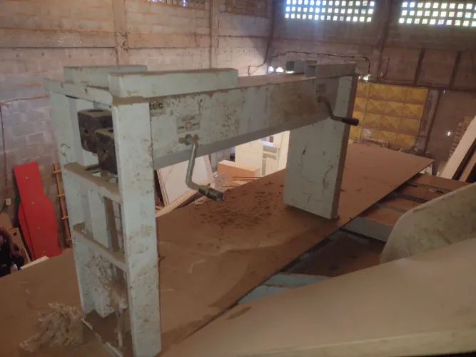 Regulador de altura de mesa para computador