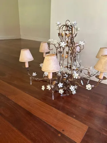 Lustre decorativo com 6 cúpulas - estilo floral